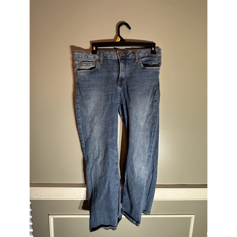 Forever 21 Womens Blue Wash Cropped Straight Leg Jeans Size 29